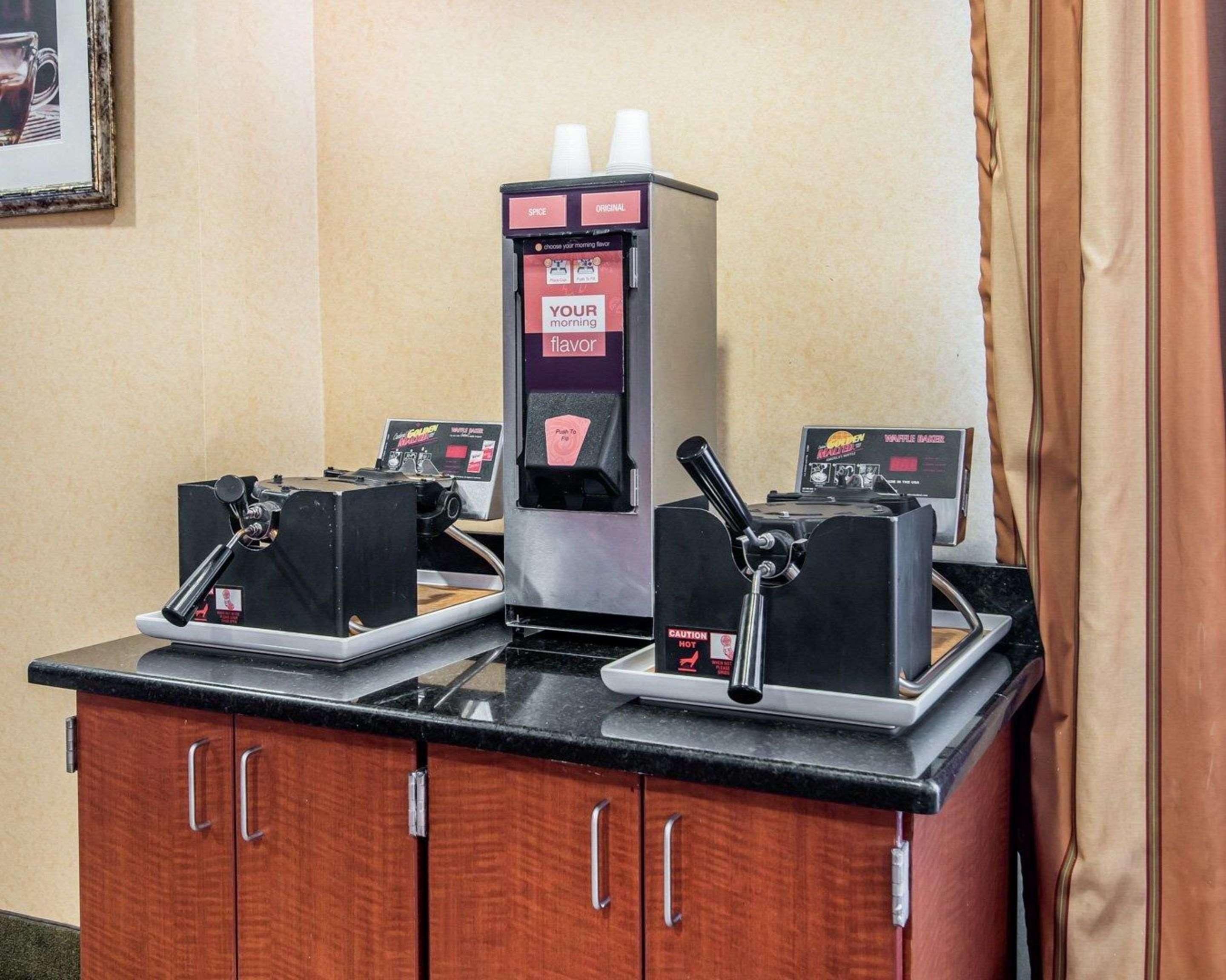 University Inn Vestal Extérieur photo