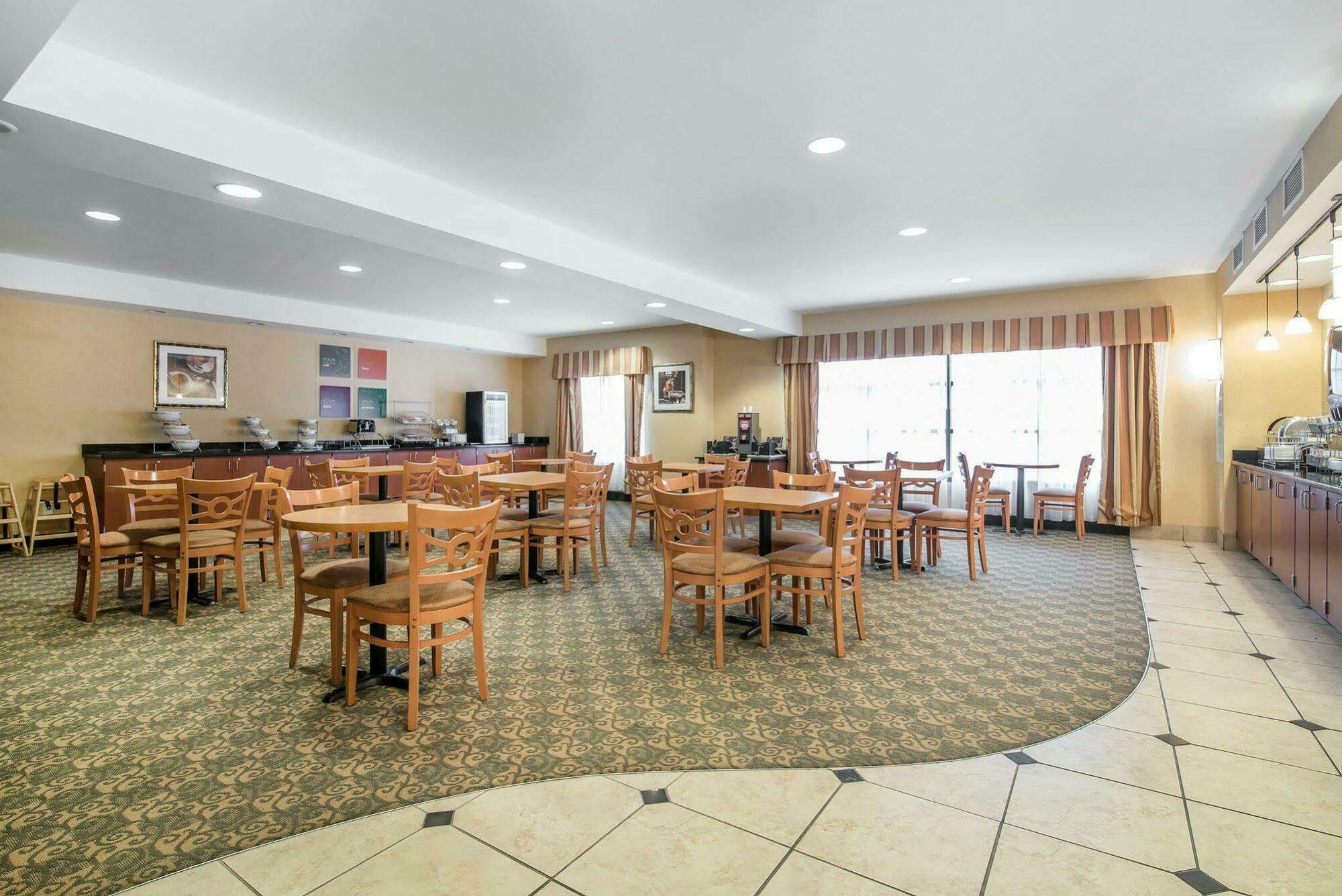 University Inn Vestal Extérieur photo