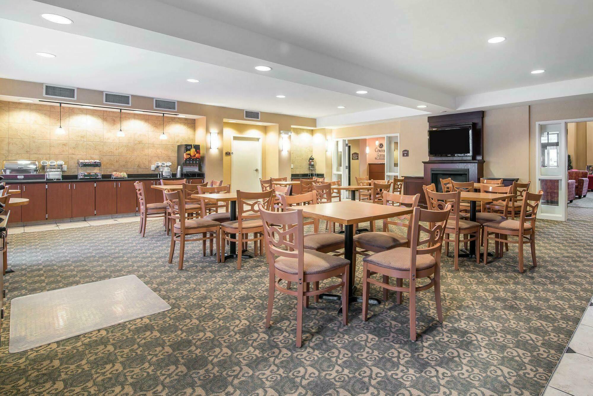 University Inn Vestal Extérieur photo