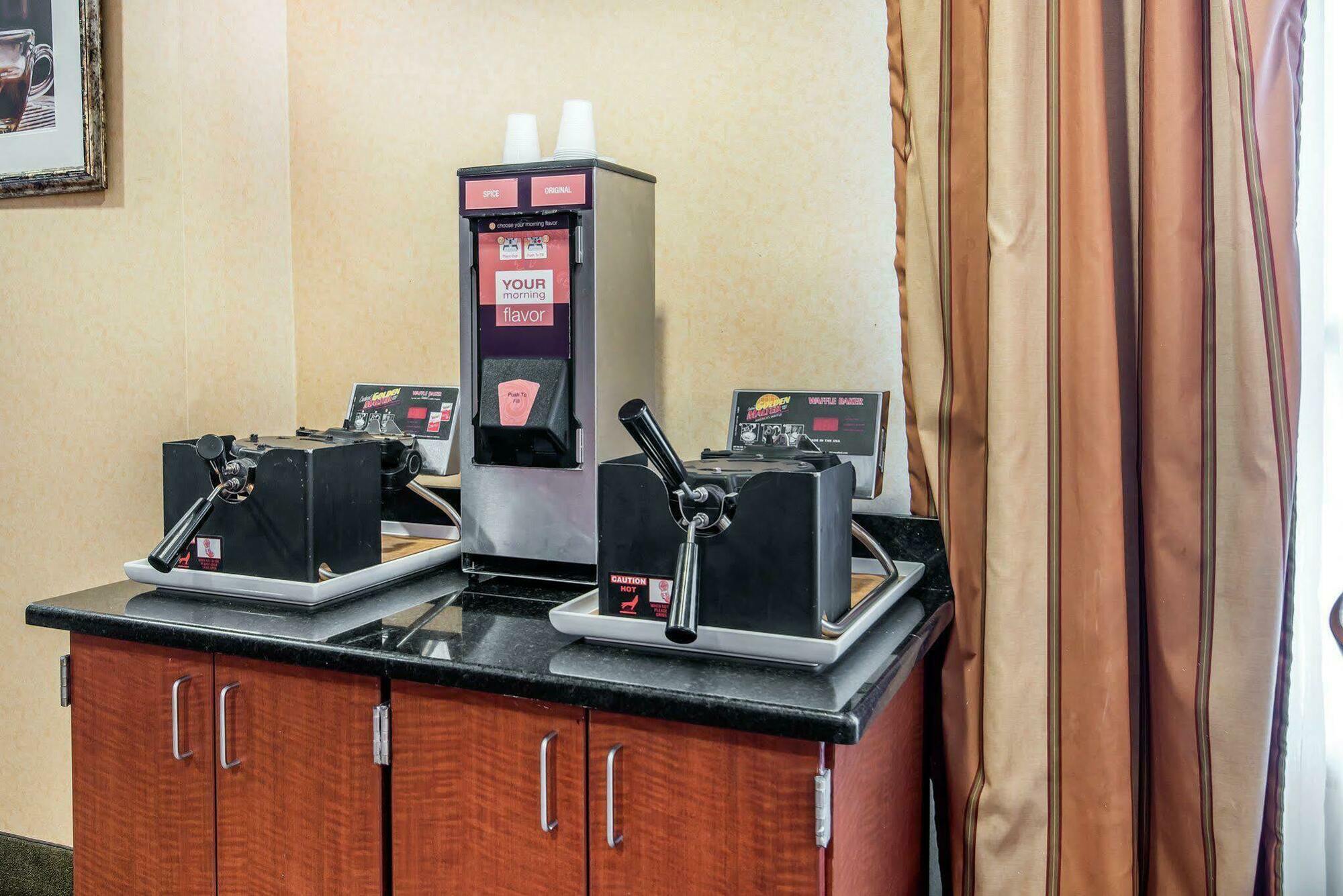 University Inn Vestal Extérieur photo
